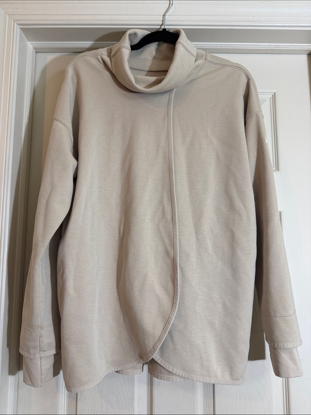 NIKE Dry-Fit Women’s Activewear Size Medium Beige Pullover Turtleneck CenterWrap